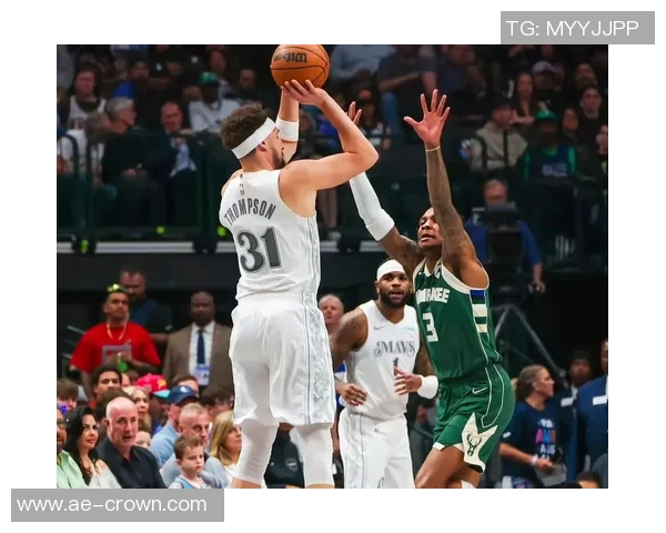 克莱手感回暖却遭冷落赛后愤怒扔水瓶表达不满情绪 克莱手感回暖却遭冷落赛后愤怒扔水瓶表达不满情绪