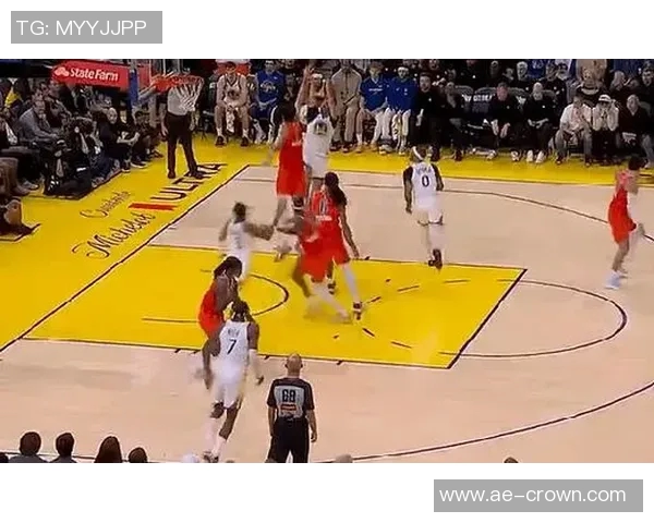 斯潘塞三分命中后向勇士替补席比钱手势库里转发引热议