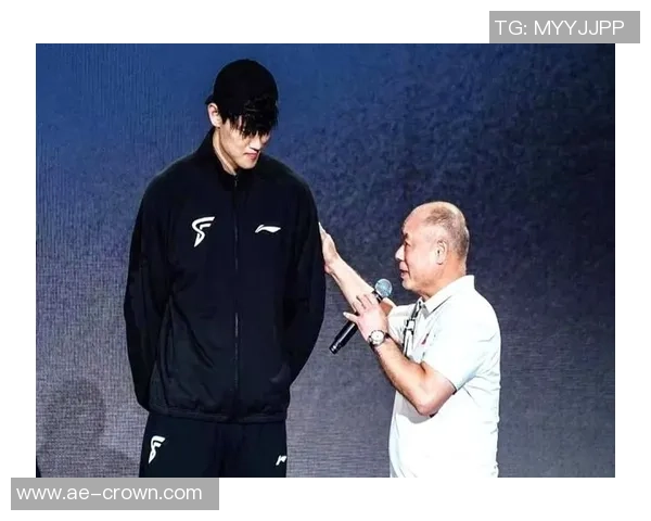 蔡老板昨晚与曾凡博击掌鼓励并嘱咐教练多给予他上场机会