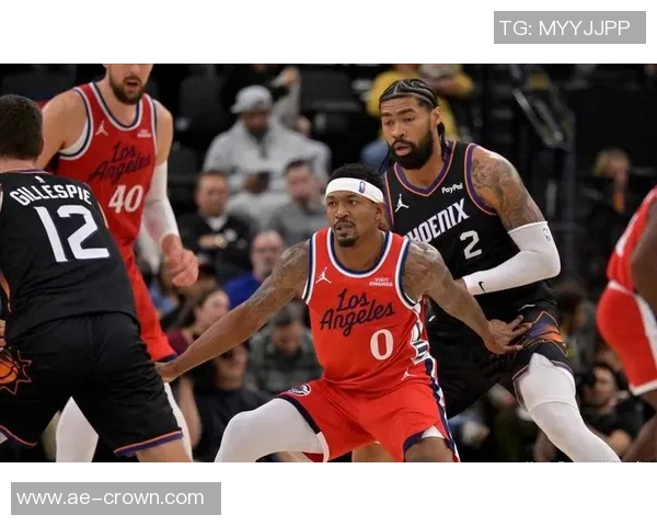 快船训练营首日盛况：灯泡组合同框小卡与比尔携手出击