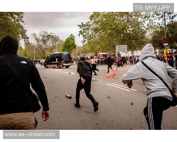 巴黎球迷大巴深夜抛锚高速上80人被困数小时等待救援