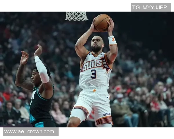 布克谈狄龙关键时刻表现称球队希望他持续带来积极能量